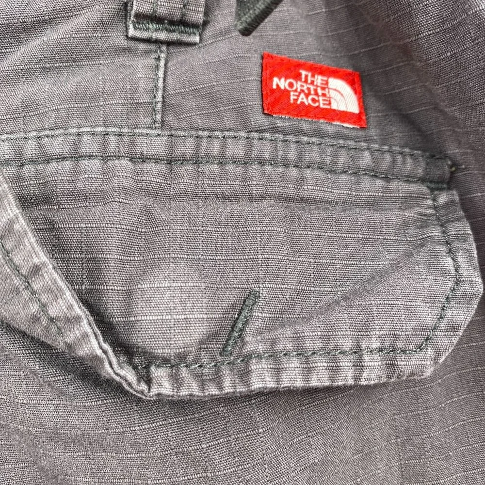 The North‎ Face mens grey cargo pants size 40 short combat hiking outdoors